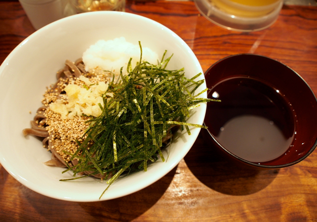 もっちり太麺。噛みごたえのあるおソバ